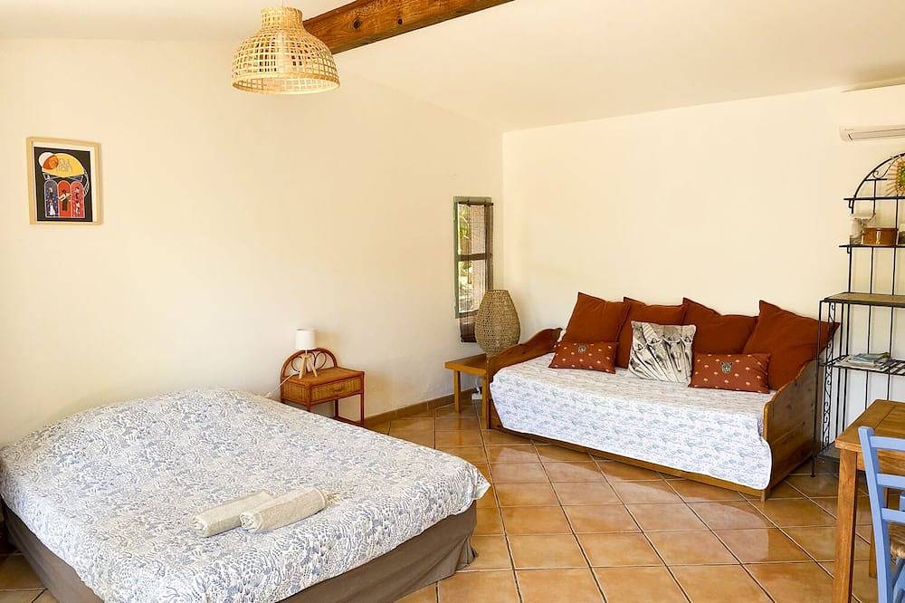 Entire apartment, Pretty shed feet in the water with large private garden in Maora, Bonifacio