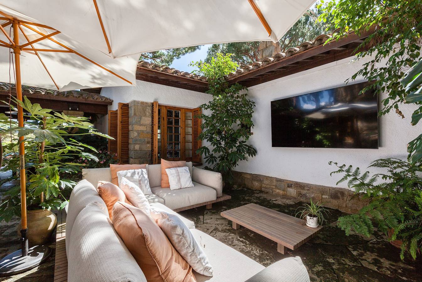 Wunderschöne Villa 'Barcelona Country House' mit großem Pool, Terrasse, Klimaanlage und Wlan in Premià de Dalt, Costa del Maresme