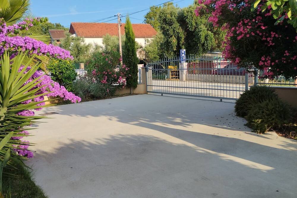 Ganze Wohnung, Apartment 2 Moderne Wohnung, Großer Balkon, 50m. zum Meer in Sukosan, Zadar
