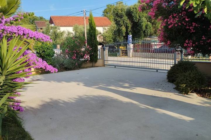 Ganze Wohnung, Apartment 2 Moderne Wohnung, Großer Balkon, 50m. zum Meer in Sukosan, Zadar