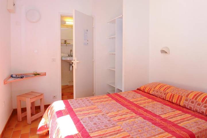 Parc de vacances pour 6 personnes, avec piscine ainsi que bassin pour enfant et jardin, animaux acceptés dans le Var - 4