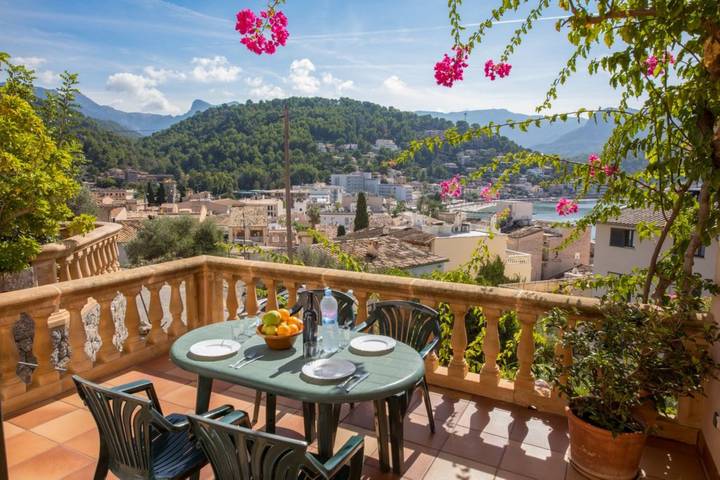 Apartamento inteiro, Apartamento na aldeia piscatória com Wi-Fi, ar condicionado e terraço com vista para o mar in Port de Sóller, Sóller
