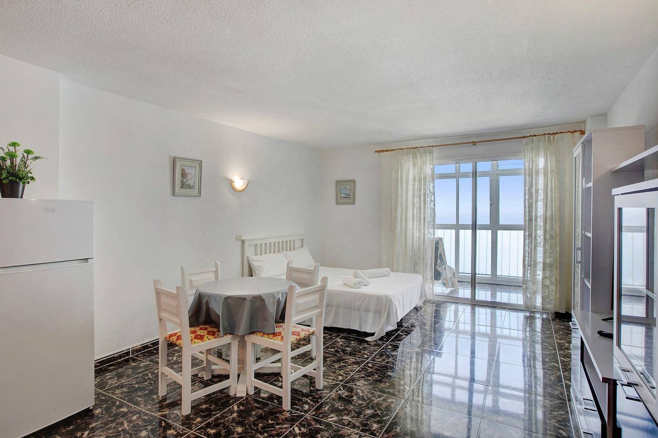 Entire studio, Vacation Home 'Estudio Mesa del Mar' close to the Beach with Shared Pool & Wi-Fi in Playa Arena Negra, Tacoronte