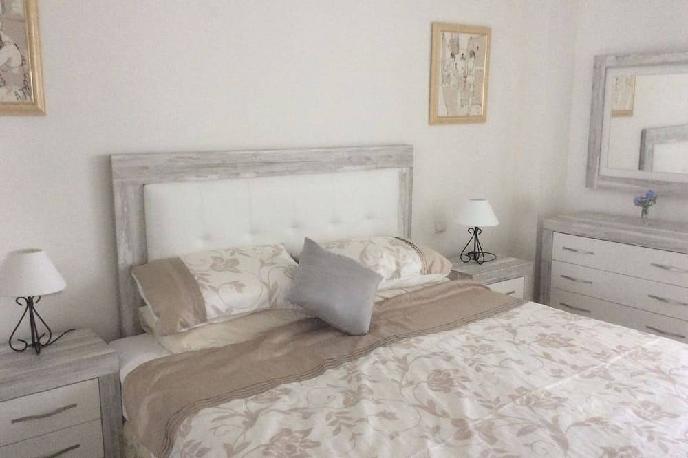 Apartamento entero, Maravillosamente luminoso apartamento con terraza privada en la azotea y balcones, Wi-Fi av in Urbanizacion Calahonda, Mijas