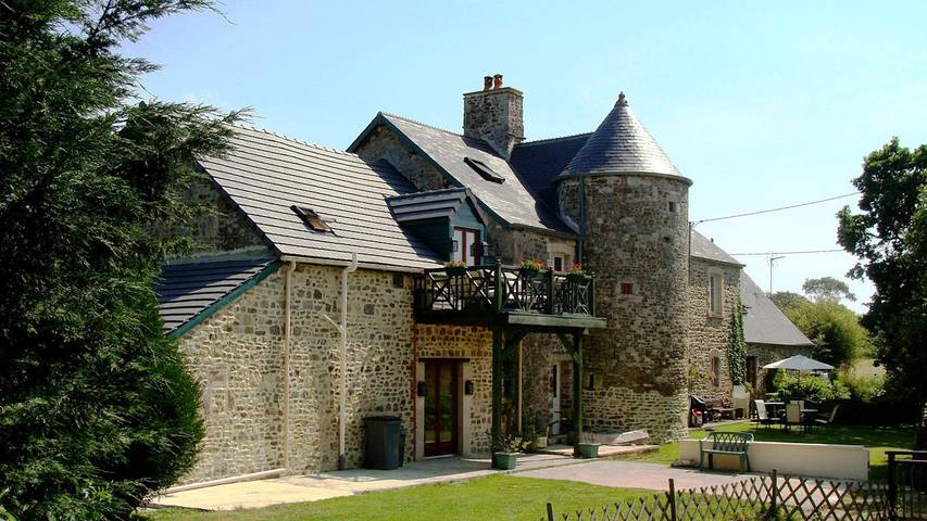 Gîte pour 22 personnes, avec piscine ainsi que jardin et terrasse à Néhou