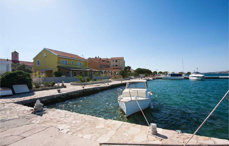 Ganze Ferienwohnung, Charmantes Apartment, 1,5 km vom Strand entfernt: Gemütliches Apartment mit Terrasse und WLAN in Spongiola, Krapanj (Kroatische Adria)