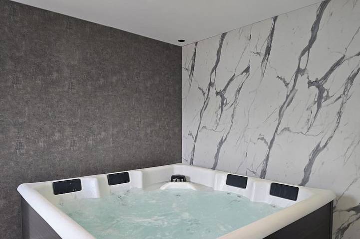 Gîte pour 6 personnes, avec terrasse et jacuzzi