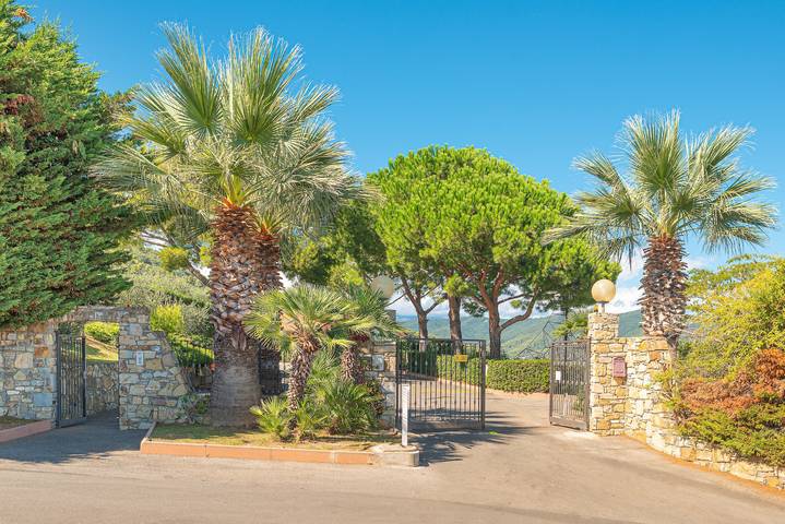 Nuova gestione Casa Vacanze Villaggio Colombo V3 con giardino e piscina condivisa in Andora, Riviera di Ponente