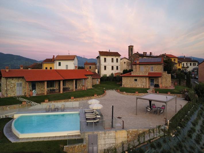 Appartamento per 6 persone, con terrazza e piscina, adatto a famiglie con bambini a Poppi