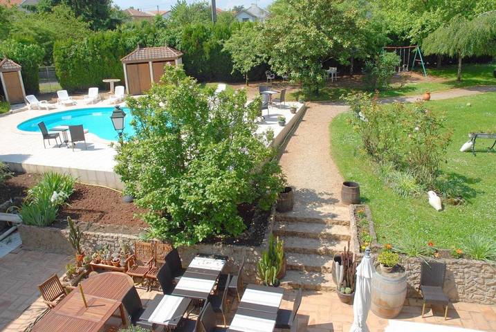 Hôtel pour 2 personnes, avec jardin et vue ainsi que terrasse et piscine dans Terres-de-Haute-Charente - 3