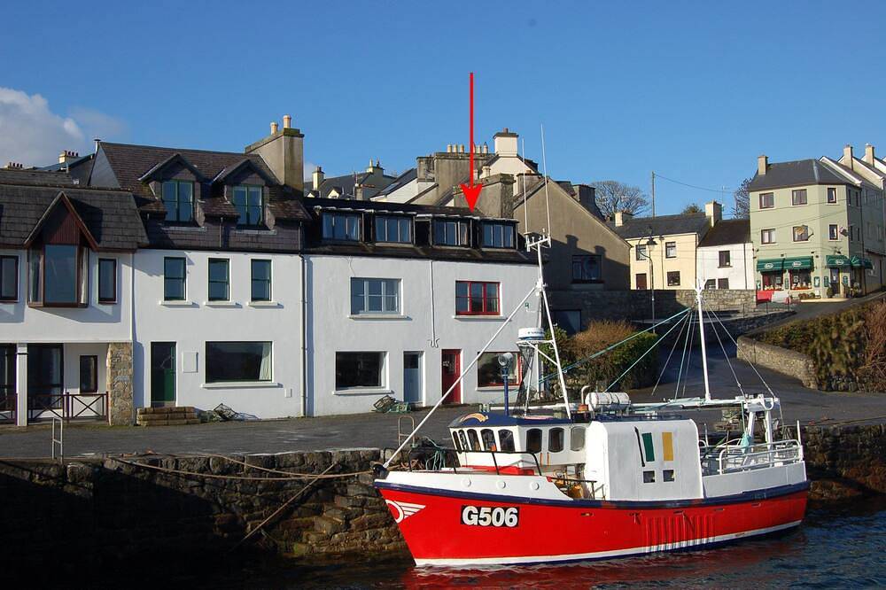 Roundstone Quay Cottage in Roundstone, Connacht