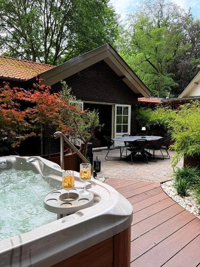 Guesthouse for 4 people, with hot tub and garden - 1