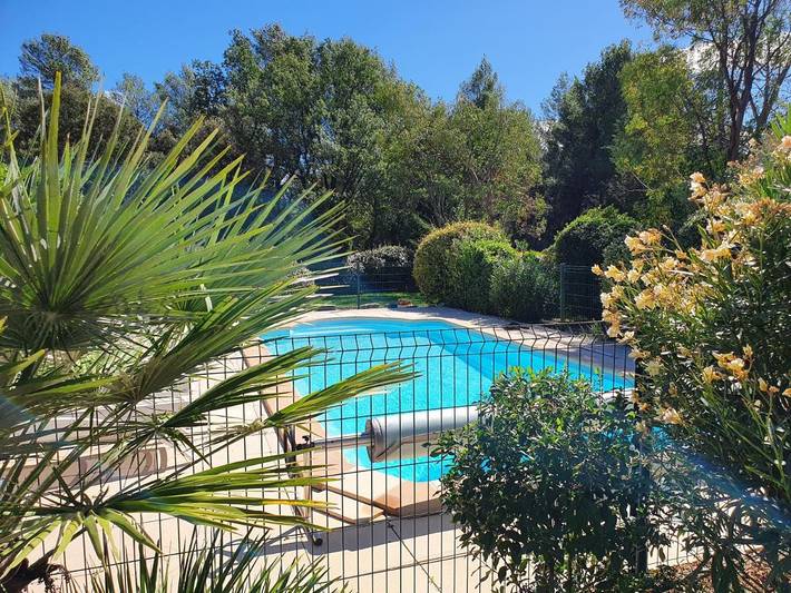 Location de vacances pour 2 personnes, avec terrasse et jardin ainsi que vue et piscine, animaux acceptés à Pourrières - 3