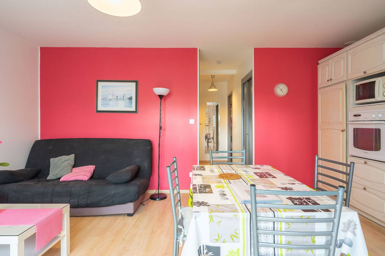 Entire apartment, Apartment 'Le Clos Du Champ De L'Amour - La Rochelle' with Pool, Wi-Fi and Air Conditioning in Saint-Simon-de-Bordes, Jonzac region