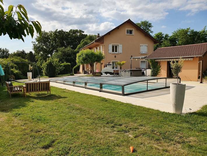 Gîte pour 6 personnes, avec piscine ainsi que terrasse et jardin
