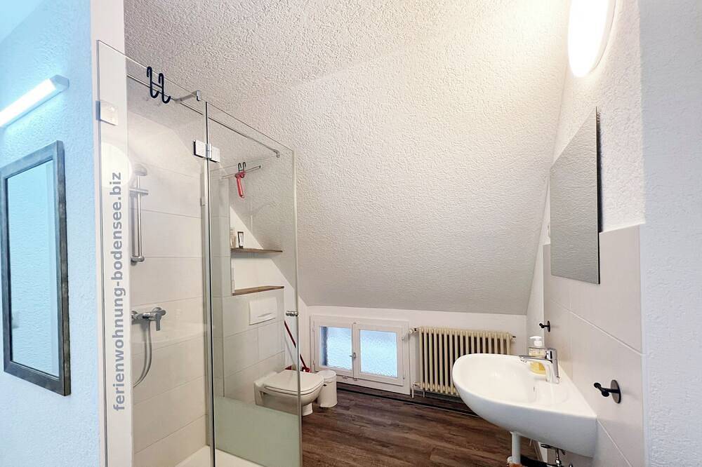 Ganze Wohnung, 2 Minuten vom See entfernt, Seeblick-Appartement mit Balkon. Haustierfreundlich! in Ermatingen, Untersee