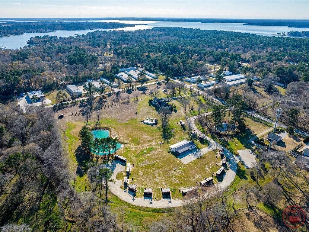 Smoke Shack-2 mins to Lake Conroe! Rooftop deck, Heated Pool, Fire Pit in Lake Conroe