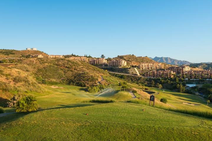 Entire apartment, Spacious Two Bedroom Apartment 1012 with Mountain View, Pool, Wi-Fi, A/C, Balcony, Terrace & Garden in La Cala de Mijas, Mijas