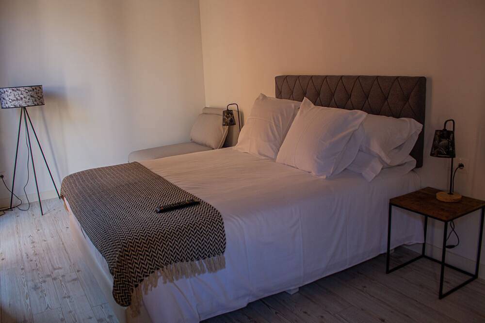 Entire apartment, The House of the Miracle. Floor 2; 4 bedrooms. in Balaguer, Noguera