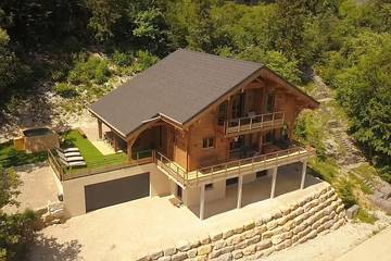 Gîte pour 12 personnes, avec jacuzzi ainsi que jardin et sauna à Foncine-le-Haut