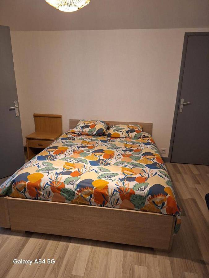 Location de vacances pour 6 personnes, avec vue et terrasse à Domérat