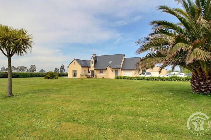 Gîte pour 7 personnes, avec terrasse et jardin - 1