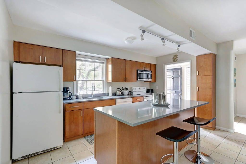 Ganze Wohnung, Cozy Modern Apartment w/ Patio Off - Dog-Friendly! in Savannah, Chatham County