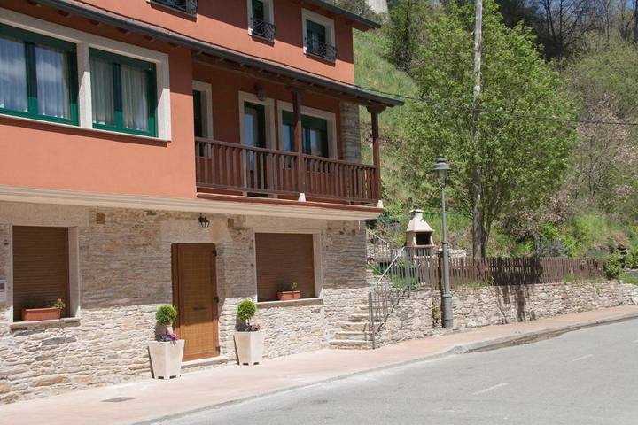 Gîte pour 3 personnes, avec Terrasse ainsi que Jardin et Vue à Vega de Valcarce