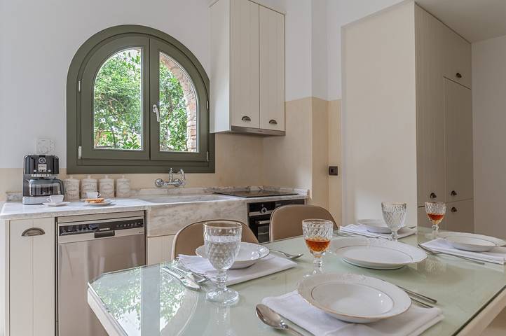 Ganze Wohnung, Ferienwohnung 'Mrs Kalis Cottage' mit Bergblick, Garten und Wlan in Andros