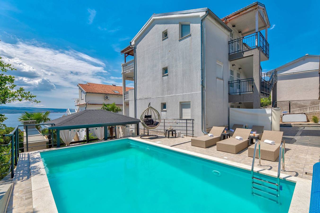 Ganze Wohnung, Atemberaubendes Apartment 150 Meter zum Strand mit Jacuzzi, Meerblick, Pool, Billardtisch in Plaža Pazdehova-Lanterna, Dramalj
