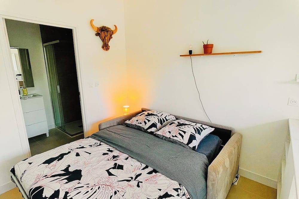 Entire apartment, Air-conditioned studio near beach with wooded exterior in Pérols, Côte d'Améthyste