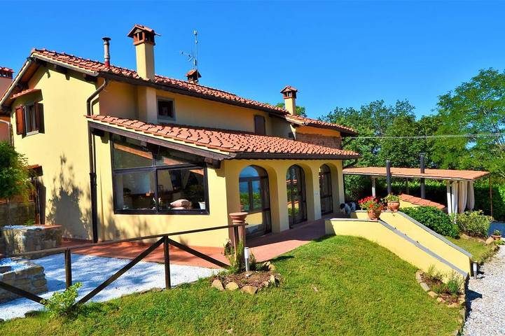 Tuscan villa with private salted and heated infinity pool, breathtaking view in Pelago, Valdarno