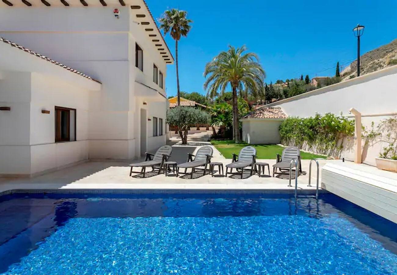 Villa Irene aan zee met direct toegang tot het water in El Campello, Costa Blanca