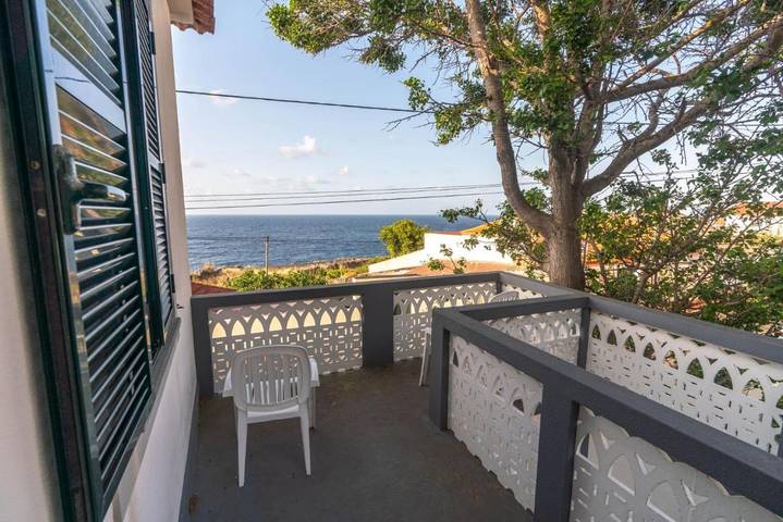 Location de vacances pour 7 personnes, avec terrasse et jardin à Porto Moniz
