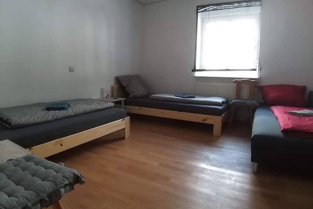 Ganze Wohnung, Ferienwohnung im Eg mit sonnigem Südbalkon Nähe Barbarossa-Therme und Zentrum in Göppingen, Landkreis Göppingen
