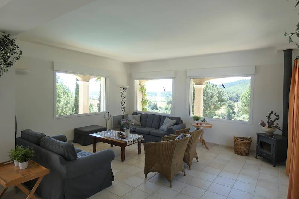 Luxus Architekturvilla ***** mit wunderschönem Panoramablick in Montouliers, Mittelmeerküste (Frankreich)