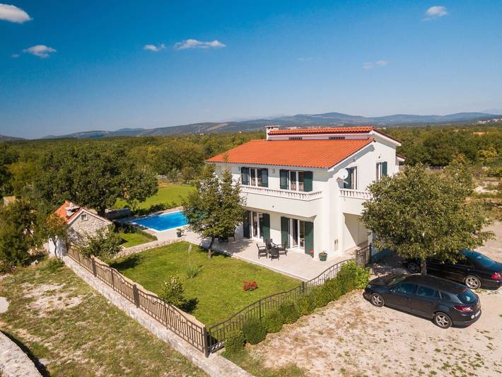 Ferienvilla mit Kamin am Waldrand in Šestanovac, Makarska Riviera