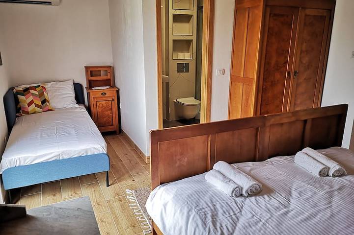Entire apartment, Spacious apartment with beautiful marina and sea views in Kosmatovica, Slano
