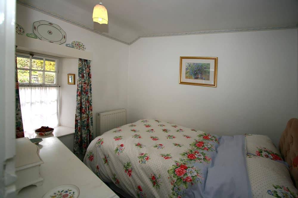 Bryony Cottage, private parking, wifi, sleeps 3, tranquil central location in Ambleside, Lake District