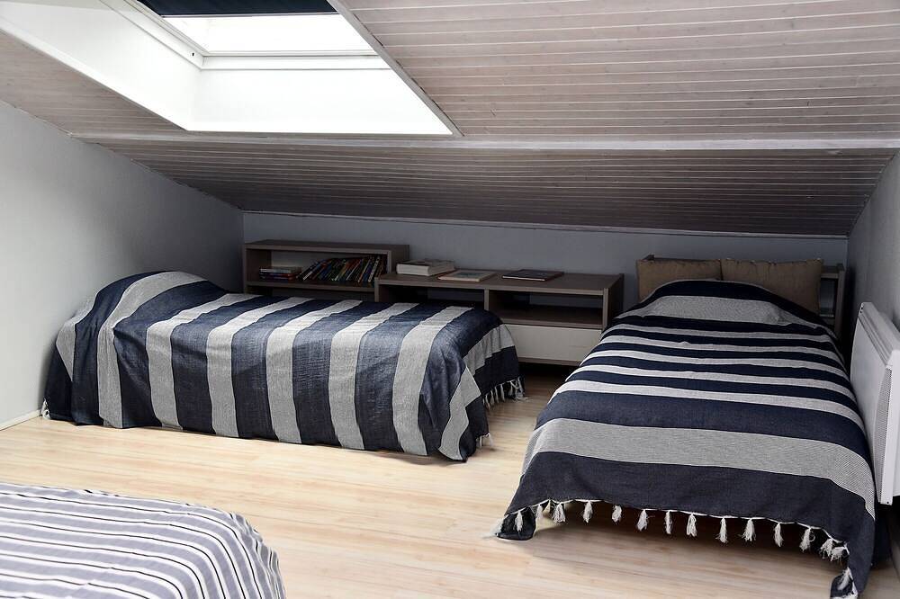 Guest Room 'Chambre du haut' with Shared Pool, Wi-Fi, and Air Conditioning in Mios, Arcachon region