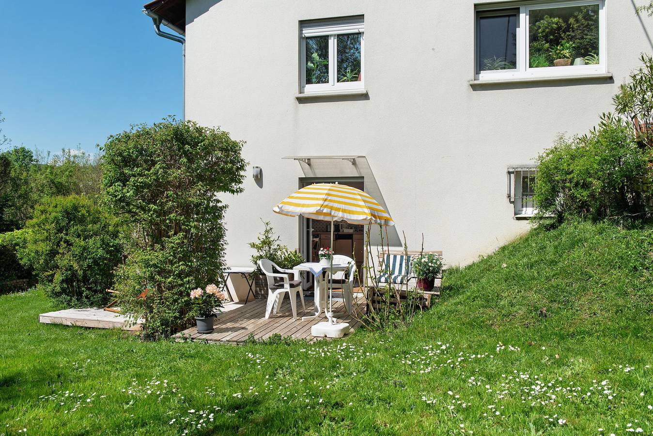 Ganze Wohnung, Ferienwohnung 'Zizi' mit Bergblick, privater Terrasse und Wi-Fi in Stockach, Landkreis Konstanz
