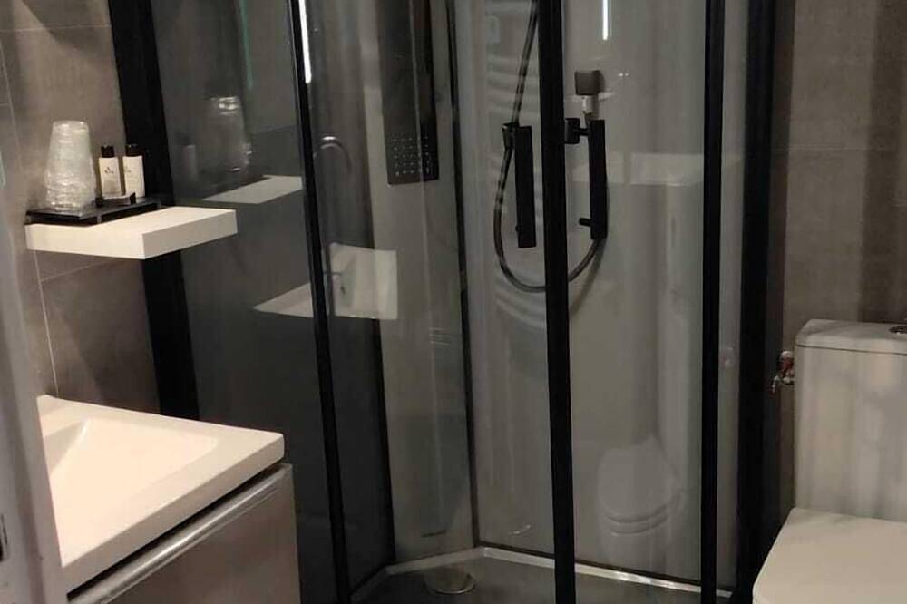 Apartamento entero, Habitacion Doble-Romántico-Baño privado externo-Vista al Jardín-3 in Crest, Región de Die