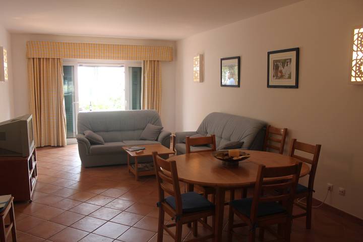 Apartamento de férias para 6 pessoas, com piscina e jardim, adaptado a crianças em Tavira