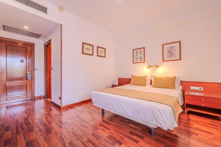 Hôtel pour 2 personnes, avec terrasse ainsi que piscine et jardin, animaux acceptés à Haro - 3