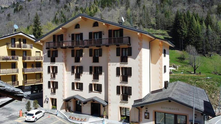 Hôtel pour 4 personnes, avec Terrasse et Piscine ainsi que Sauna et Vue à Alagna Valsesia