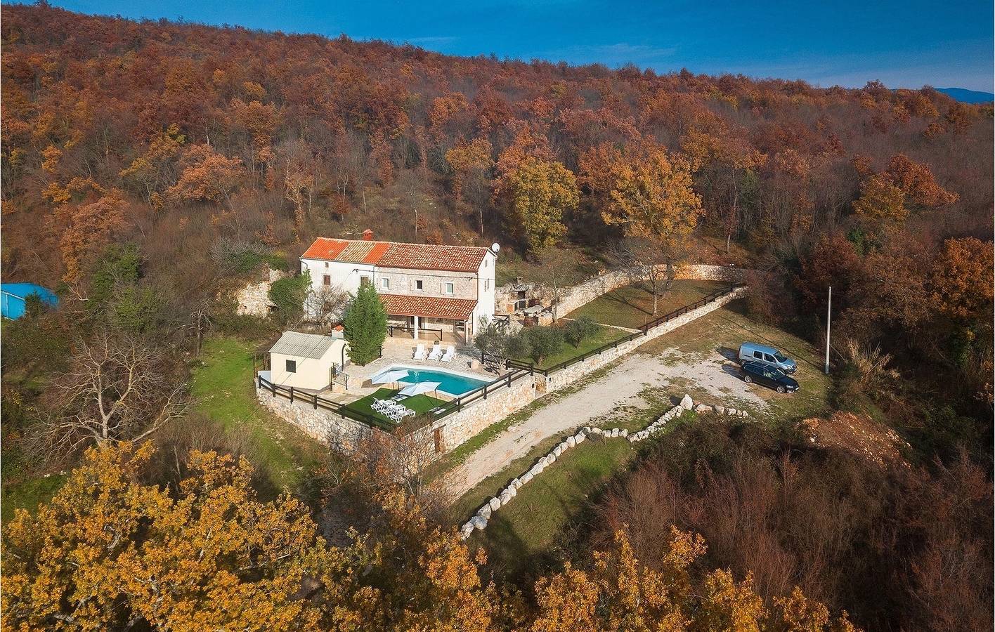 Appartement ensoleillé de 2 chambres avec piscine, Wi-Fi et parking près du centre-ville de Vinez in Vinez, Côte Est de l'Istrie