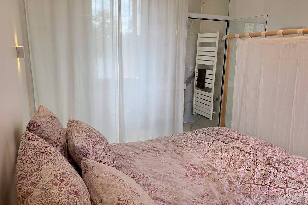 Pretty townhouse in the heart of the village in Rouffignac-Saint-Cernin-de-Reilhac, Périgord Noir