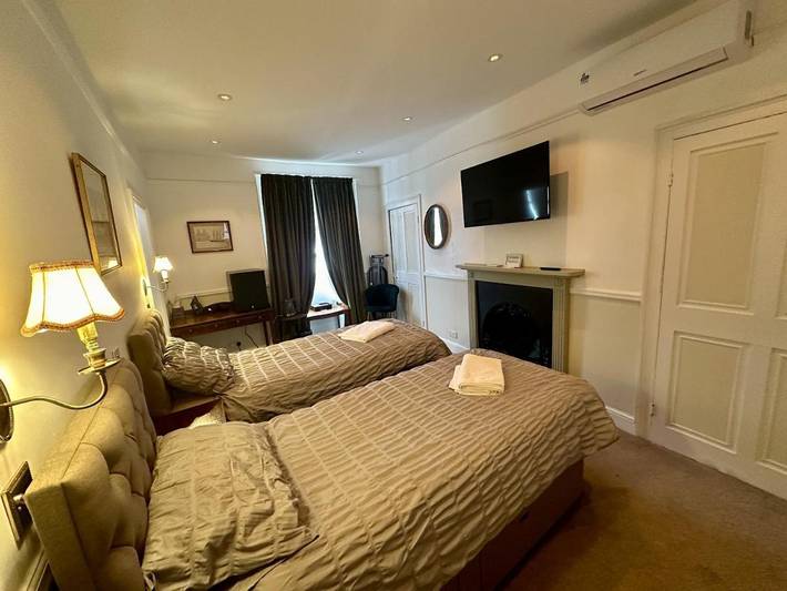 Bed and breakfast for 2 people, with garden in Cheltenham