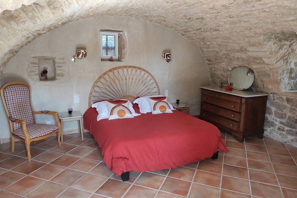 Jolie Maison A Salazac, le Mas des 2 Vallées, 4 Chambres 8 Personnes et piscine in Salazac, Région de Nîmes