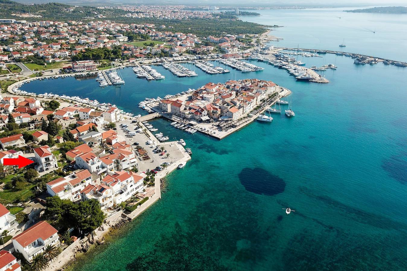 Ganze Wohnung, 2-Zimmer-Ferienwohnung mit Terrasse und Meerblick Tribunj, Vodice A-24102-a in Tribunj, Šibenik-Knin